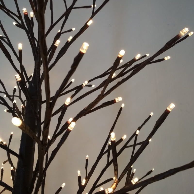 Δέντρο-καφέ-κίτρινο-φως-3-scaled-1